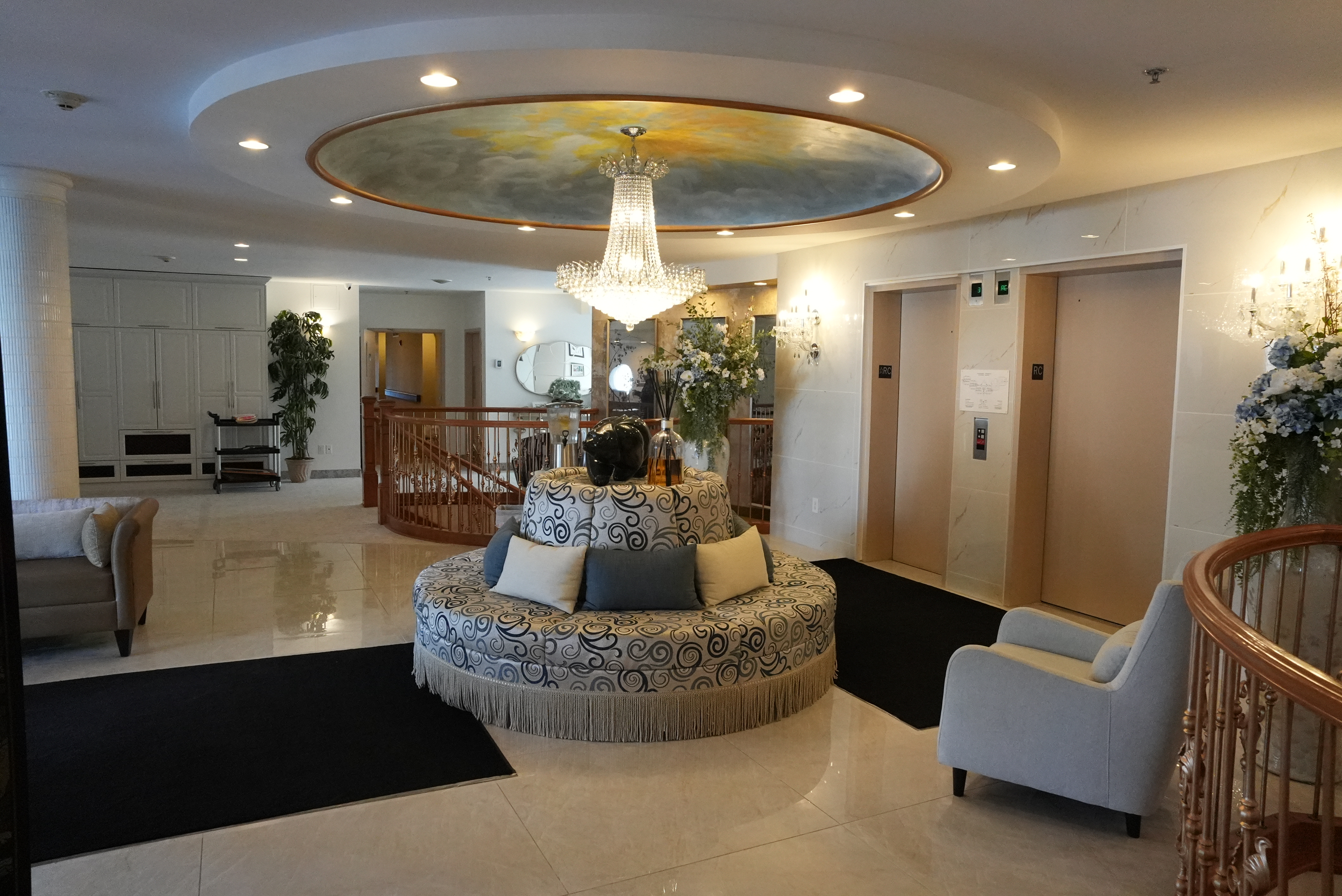 Château Maxwell hotel-style services lobby